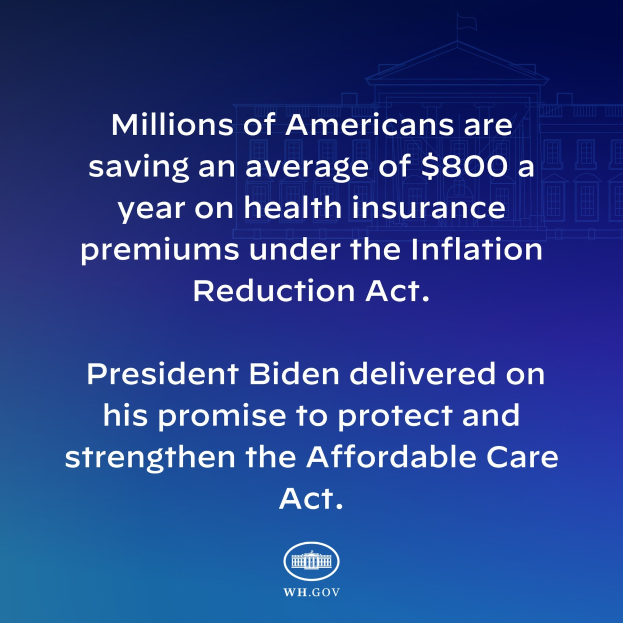 Blauer Hintergrund mit weißer Schrift, die besagt "Millionen von Amerikanern sparen durchschnittlich 800 Dollar im Jahr bei den Krankenversicherungsprämien unter dem Inflation Reduction Act" in der Mitte, mit einem Logo darunter.
