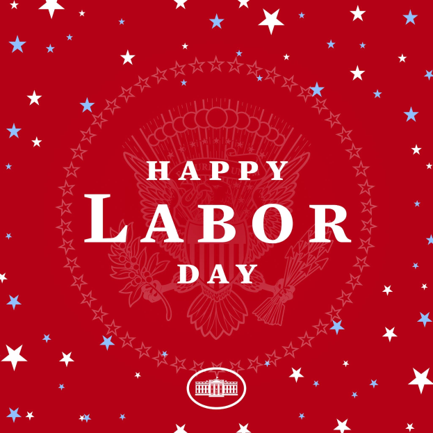 Plakat mit "Happy Labor Day" in fetter weißer Schrift auf einem hellroten Hintergrund, umgeben von vielseitigfarbigen Sternen verschiedener Größen.