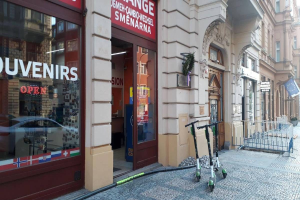 Freiburg: Taschendiebe auf Roller klauen Taschen aus Fahrradkörben