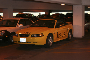 Ein volles Parkhaus mit zahlreichen Autos vor einem Gebäude.