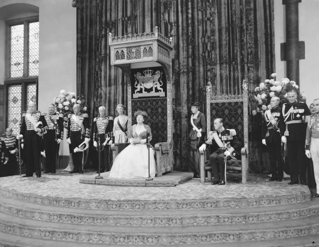 Königin Elizabeth II und Prinz Philip, Herzog von Edinburgh, sitzen an ihrem Hochzeitstag mit Begleitern und Blumenschmuck.