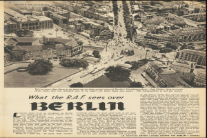 Schwarz-weißes Foto einer alten Zeitung mit einer Stadtansicht mit Gebäuden, Bäumen und Fahrzeugen sowie Text.