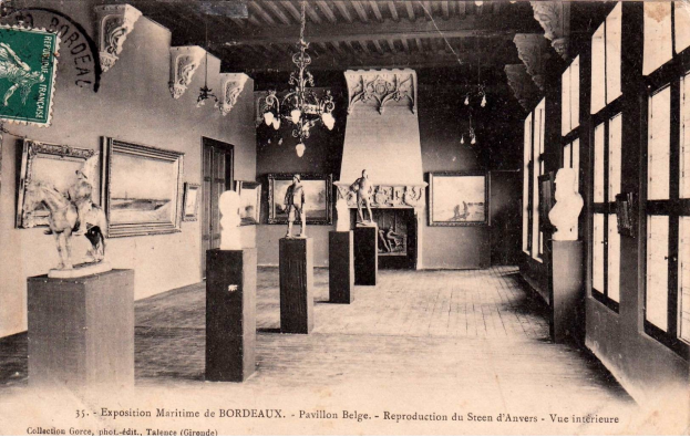Ein altes Schwarz-Weiß-Foto einer Ausstellungshalle, gefüllt mit Skulpturen auf Sockeln, Rahmen an den Wänden, Kronleuchtern von der Decke und Fenstern auf der rechten Seite, mit dem Text "Exposition Maritime de Bordeaux" unten.