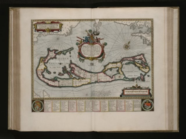 Offenes Buch mit einer Karte der Britischen Jungferninseln in der Mitte, umgeben von Text und Bildern, auf einem dunklen Hintergrund.