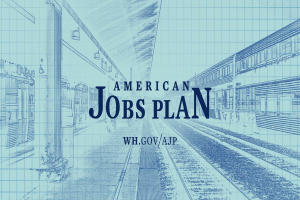 Blaupause eines Bahnhofs mit der Aufschrift "American Jobs Plan" und einem Zug auf der rechten Seite und Eisenbahnschienen daneben.