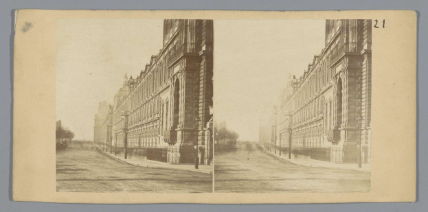 Schwarz-weiß-Foto einer Stadtstraße mit Gebäuden, Straßenlaternen, Bäumen und einem Himmel im Hintergrund, mit Text unten, der "New York Public Library, New York City" lautet.