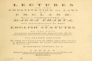Altes Buch mit dem Titel "Vorträge über die Verfassung und Gesetze Englands mit einem Kommentar zur Magna Charta und Illustrationen vieler englischer Gesetze" geöffnet auf einer Seite mit schwarzer Tinte