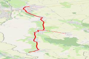 Karte einer Stadt mit einer roten Linie, die den Verlauf einer Fahrradroute anzeigt, mit Straßen, Sehenswürdigkeiten und Punkten von Interesse entlang des Weges.