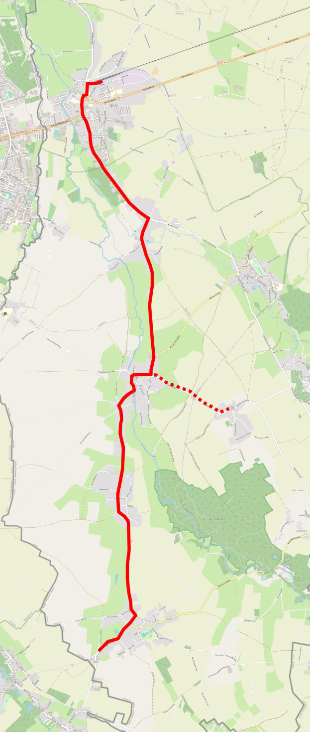Karte einer Stadt mit einer roten Linie, die den Verlauf einer Fahrradroute anzeigt, mit Straßen, Sehenswürdigkeiten und Punkten von Interesse entlang des Weges.