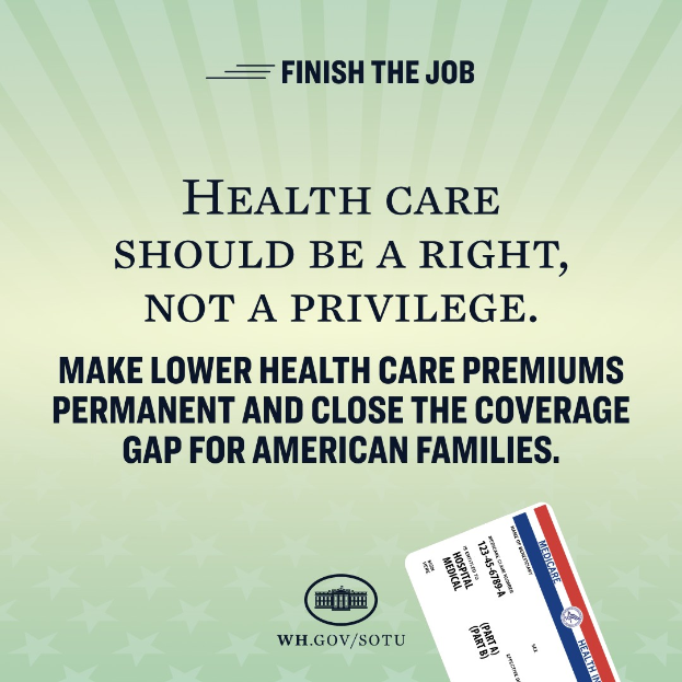 Ein Plakat mit der Aufschrift "Beende den Job: Gesundheit sollte ein Recht sein, nicht ein Privileg" und eine Karte mit der Aufschrift "Mache niedrigere Gesundheitskosten permanent und schließe die Versorgungslücke für amerikanische Familien."