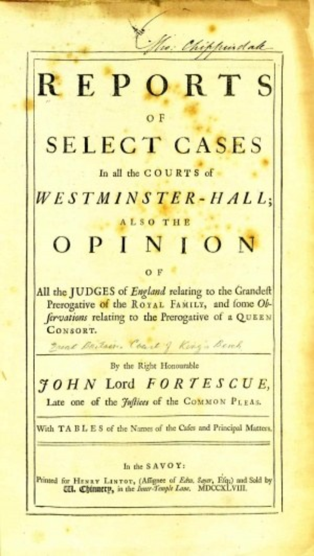 Altes Buch mit dem Titel 'Berichte über ausgewählte Fälle in den Westminster-Hallen, auch die Meinung von John Lord Fortescue' geöffnet auf einer Seite mit schwarzem Text.