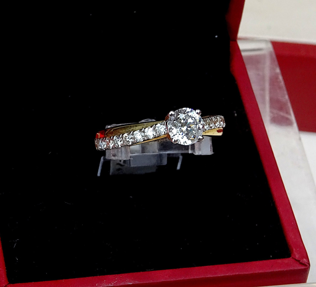 Endlich ein guter Blick auf Zoë Kravitz' riesigen Verlobungsring im Wert von einer halben Million Dollar