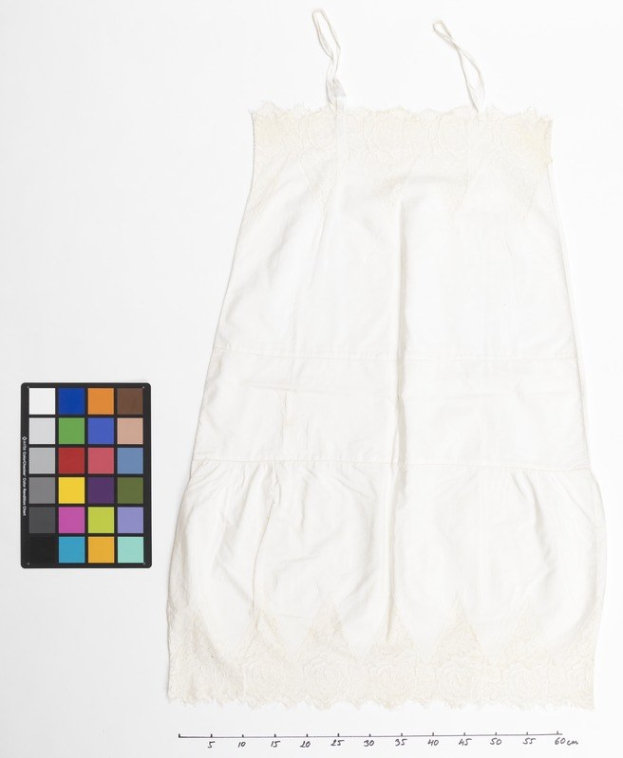 Weißes Slipkleid mit weißer Spitze an einem weißen Hintergrund, begleitet von einem Farbpalette auf der linken Seite und Text unten.