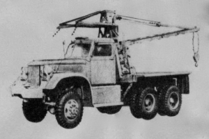 Ein Schwarz-Weiß-Foto eines großen, vierrädrigen Lkw mit einem Kran auf dem Anhänger, der als erstes Schwerlastfahrzeug gilt.