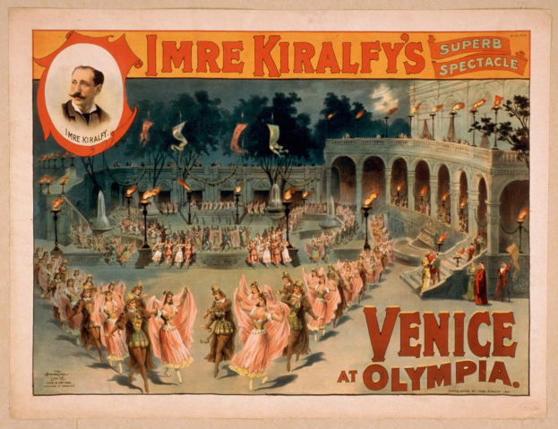 Plakat für Imre Kiralfys Super-Spektakel in Venedig in der Olympia, das kostümierte Künstler vor einem gebogenen Gebäude mit Laternenmasten und Bäumen im Hintergrund zeigt.