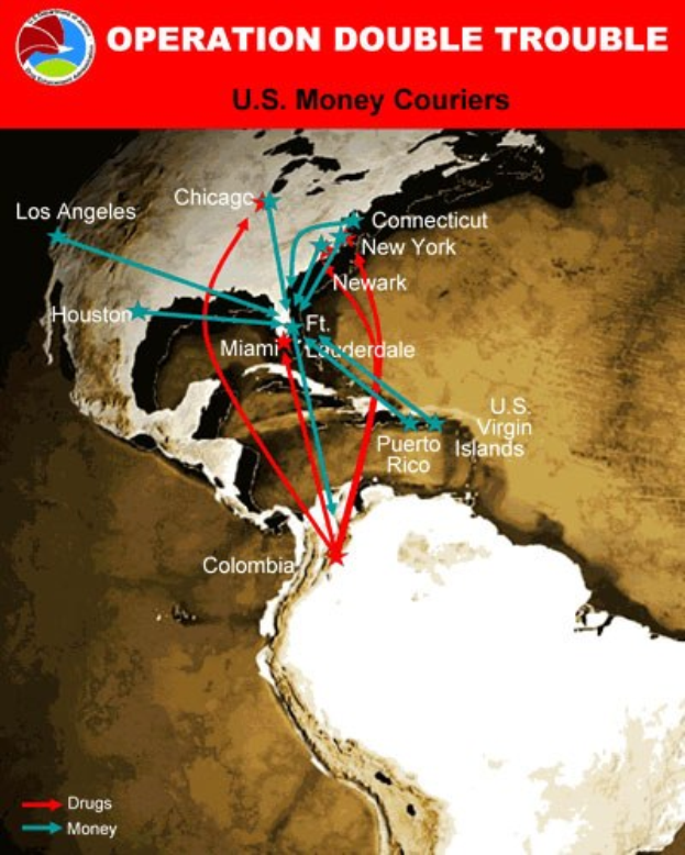Plakat mit dem Titel "Operation Double Trouble: US-Geldkurier" mit einer Karte der USA, die in zwei Abschnitte unterteilt ist, wobei der obere Abschnitt die Route der US-Geldkurier und der untere Abschnitt eine Karte mit den Standorten der Geldkurier zeigt, mit fetter schwarzer Schrift auf einem weißen Rand.