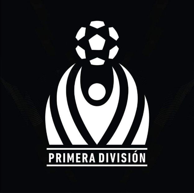 Schwarzes und weißes Primera Division-Logo mit einem Fussball in einem weißen Kreis mit schwarzem Umriss, Schriftzug "Primera Division" in fetter weißer Schrift über dem Ball, auf schwarzem Hintergrund.