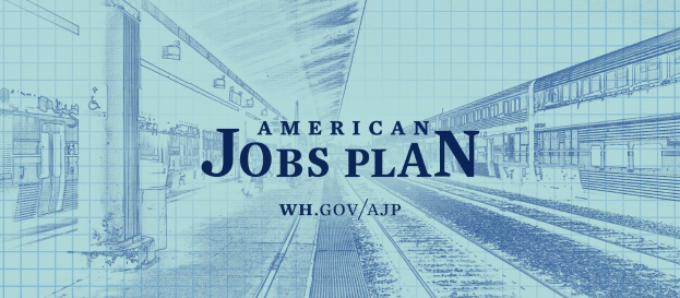 Entwurf einer Bahnhofstation mit der Aufschrift "American Jobs Plan" und einem Zug auf der rechten Seite und Bahnschienen daneben.