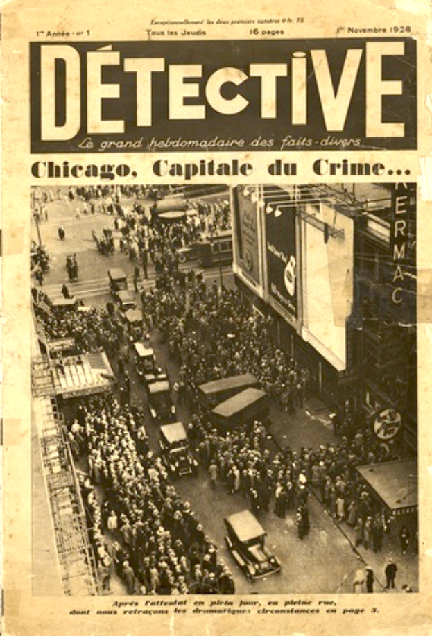 Eine alte Zeitung mit der Schlagzeile "Detective, Chicago, Capital du Crime" und ein Bild einer belebten Straße mit Fahrzeugen und Gebäuden im Hintergrund.