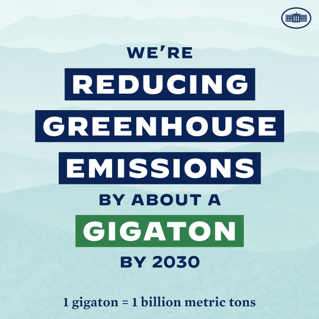 Plakat mit Text und Logo, auf dem "Wir reduzieren die Treibhausgasemissionen um etwa eine Gigatonne bis 2030" steht und für die Reduzierung von Treibhausgasen bis 2030 wirbt.