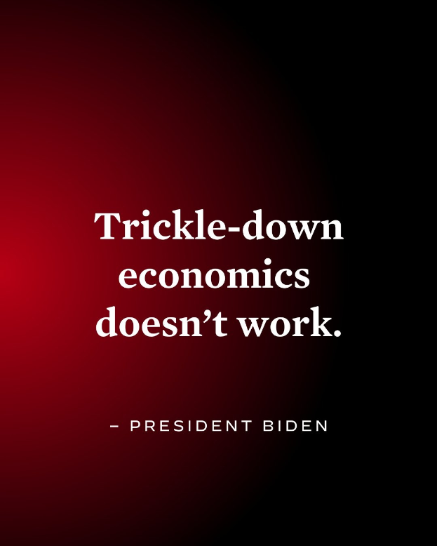 Plakat mit fettem schwarzem Text "Trickle-Down Economics Doesn't Work" auf einem weißen Hintergrund, eingerahmt von einem schmalen schwarzen Rand, begleitet von einem Zitat des Präsidenten.