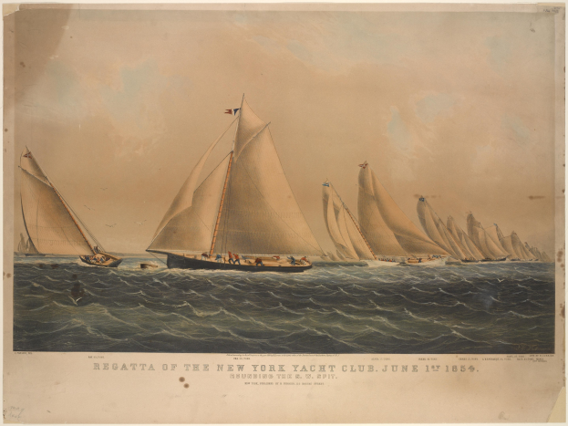 Eine Regatta mit mehreren Yachten auf dem Wasser, Menschen an Bord und Text auf einem Papier im Vordergrund.