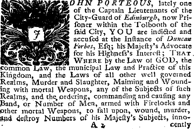 Ein Schwarz-Weiß-Bild eines Mannes im Anzug und Schlips, mit Text und einem Design auf dem Papier, das lautet: 'John Porteous, kürzlich einer der Captain Lieutenant der Stadtwache von Edinburgh, jetzt Pri-Foner innerhalb des Tolbooth der Foner Stadt, Sie sind angeklagt und beschuldigt bei der Infance von Duncan Forbes'.