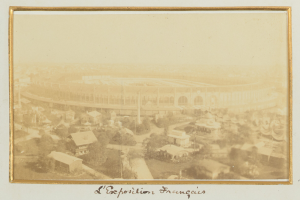 Altes Schwarz-Weiß-Foto eines Stadions umgeben von Gebäuden, Bäumen und Strommasten, mit Text unten.