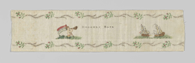 Ein Stoffdesign mit einem spielenden Hund in einem roten und weißen gestreiften Hemd und einer Katze in einem blauen und weißen karierten Hemd, mit der Aufschrift "Doggers Bank" in fetter schwarzer Schrift auf einem hellblauen Hintergrund.