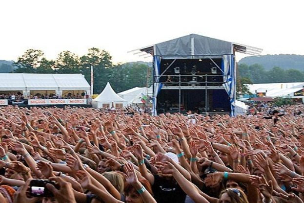 Diese Band bringt ungehinderten Glam Metal nach Braunschweig