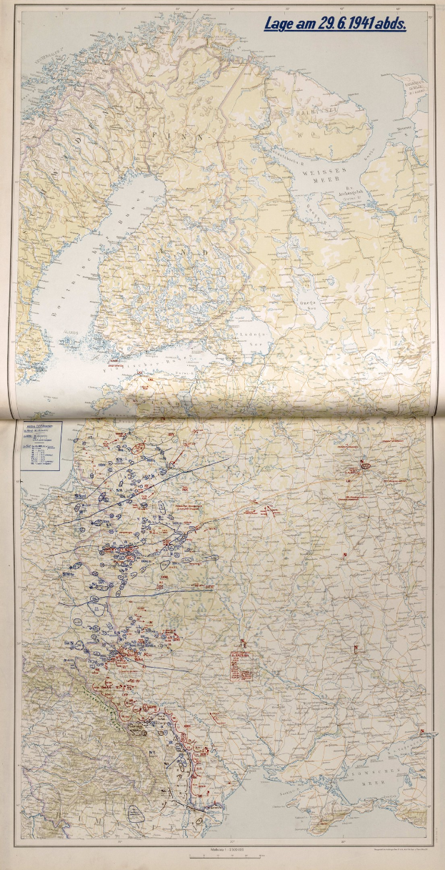 Ein altes Buch mit einer detaillierten Europa-Karte auf dem Cover, die geografische Merkmale wie Flüsse, Berge und Städte zeigt, begleitet von Text, der die Orte benennt.