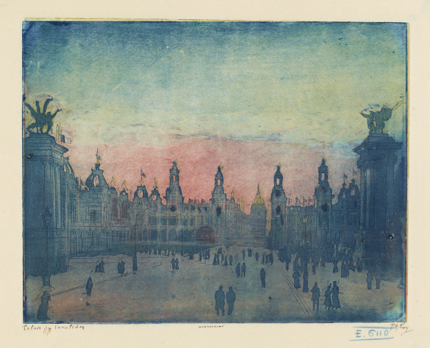 Ein Bild einer belebten Stadtplatz mit Menschen, umgeben von Gebäuden und Statuen, mit Text unten.