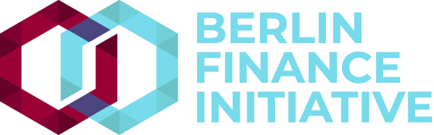 Logo der Berliner Finanzinitiative: blauer Kreis mit weißer Umrandung und "B" auf weißem Hintergrund, umgeben von einem weißen Ring mit blau-weißem Karomuster, mit fetter schwarzer Schrift "Berlin Finance Initiative."