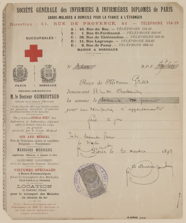 Alte medizinische Aufzeichnung mit rotem Kreuzsymbol, Text, Stempeln und einem Logo.