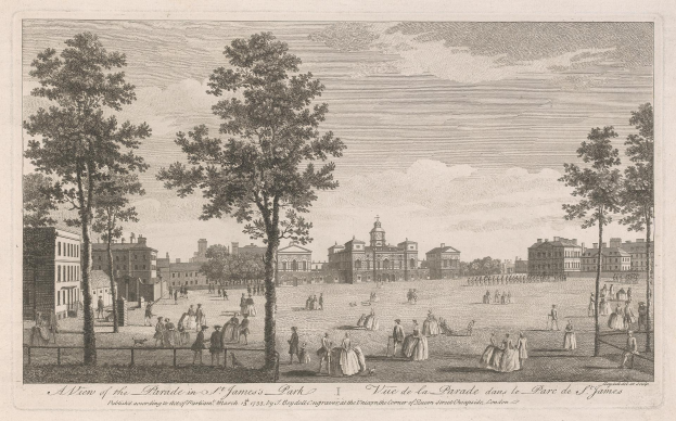 Ein Blick auf einen Umzug im St. James Park mit Menschen im Vordergrund, Bäumen und Gebäuden im Hintergrund und einem bewölkten Himmel, mit Text am unteren Bildrand.