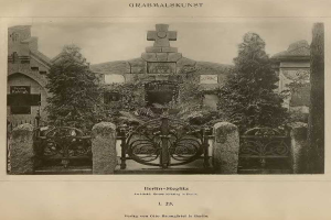 Schwarzes und weißes Foto eines Friedhofs in Berlin, Deutschland, mit einem Tor, einer Wand, Bäumen und einem Gebäude im Hintergrund, mit Text unten, der lautet: "Grammalskunst, Berlin-Steglitz, Architekt, Bruue Morning in Berlin".