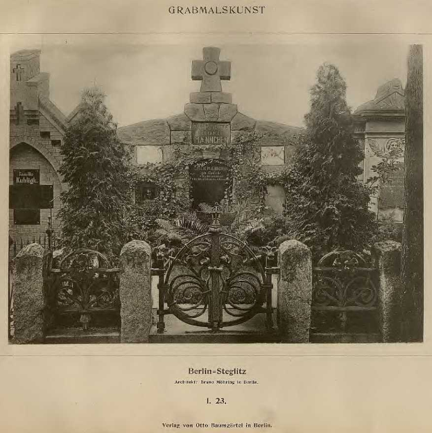 Schwarzes und weißes Foto eines Friedhofs in Berlin, Deutschland, mit einem Tor, einer Wand, Bäumen und einem Gebäude im Hintergrund, mit Text unten, der lautet: "Grammalskunst, Berlin-Steglitz, Architekt, Bruue Morning in Berlin".