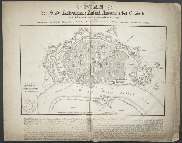 Altes Buch mit einem detaillierten Stadtplan von Berlin auf dem Cover, begleitet von Texten über die Bevölkerung, Landmarken und Straße der Stadt.
