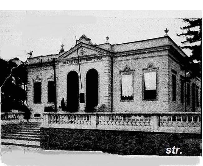 Schwarz-weiß-Foto eines Gebäudes mit der Beschriftung 'Präfekturales Rathaus, San Francisco, Kalifornien' mit Fenstern, Türen, Pfeilern, Stufen, Geländern, Pflanzen, Bäumen und einem Himmel im Hintergrund.