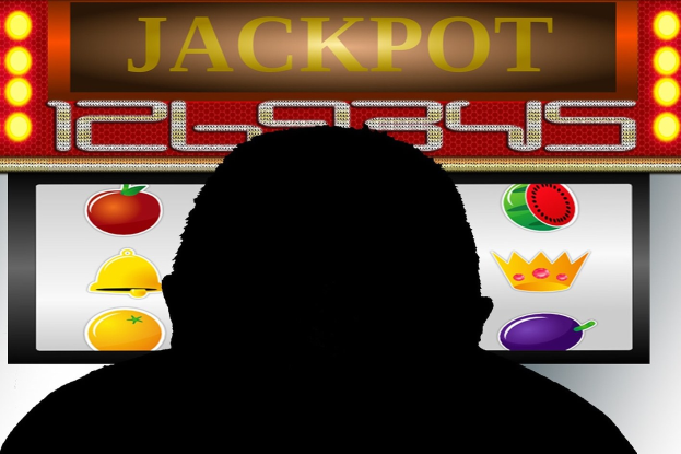 Ein Mann spielt an einem Automaten mit 'Jackpot' auf dem Display, umgeben von einer Tafel mit Text und Obstbildern, was auf ein Online-Casinospiel hinweist.