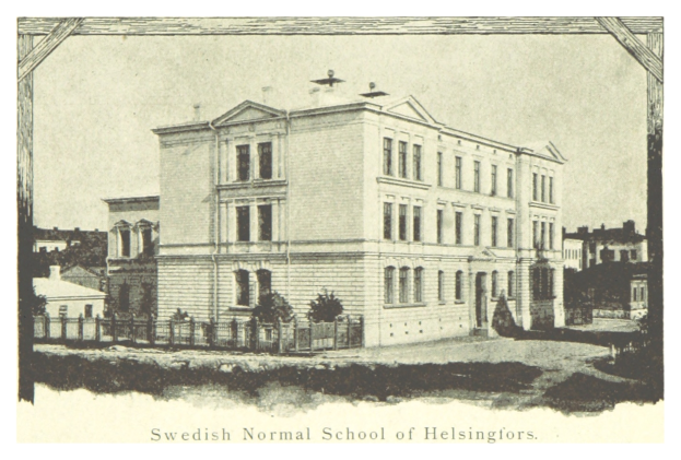 Ein Plakat der schwedischen Normalschule Helsinki mit Gebäuden, Bäumen, einem Zaun und Text unten.