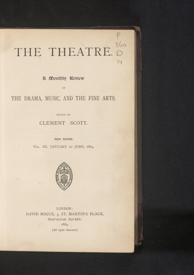 Der Umschlag eines aufgeschlagenen Buches mit dem Titel "The Theatre: A Monthly Review of the Drama, Music, and the Fine Arts", das eine Seite mit Text und ein Logo zeigt.