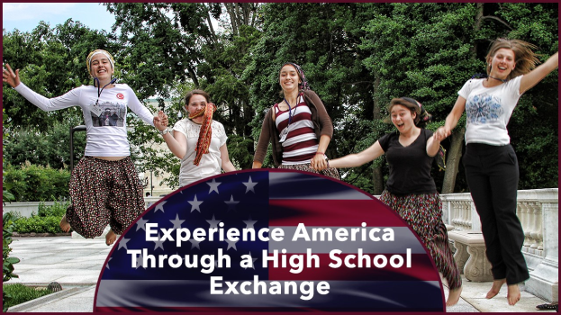Gruppe von Frauen, die im Freien springen und lächlen, umgeben von Grün unter einem klaren blauen Himmel, mit Text unten: "Erlebe Amerika durch einen High-School-Austausch."